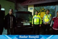 Anggota Polres Lamongan saat mengamankan pelaku tabrak lari dan BB  unit Mobil Ertiga (IST)