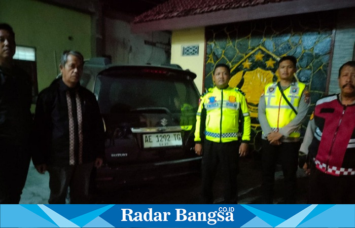 Anggota Polres Lamongan saat mengamankan pelaku tabrak lari dan BB  unit Mobil Ertiga (IST)