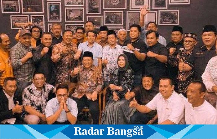 Kekuatan pasangan BAIK (Bandi-Mimik) semakin solid setelah Bambang Haryo Soekartono (BHS) resmi bergabung dalam tim pemenangan bakal calon Bupati dan Wakil Bupati Sidoarjo, Subandi, SH, M.Kn dan Hj. Mimik Idayana. 