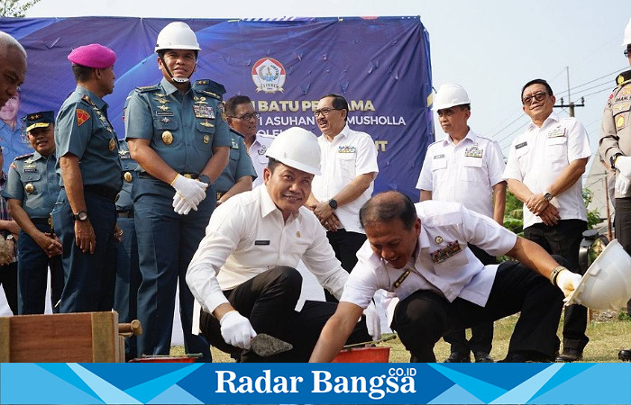 Plt Bupati Sidoarjo, H. Subandi, turut hadir dalam acara peletakan batu pertama pembangunan musholla dan panti asuhan di Komplek TNI AL Jala Griya, Candi, Sidoarjo, pada Jumat (13/9). (IST)