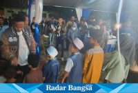 Bakal Calon Bupati Lamongan Yuhronur Efendi saat berbagi kepada anak Yatim (IST)