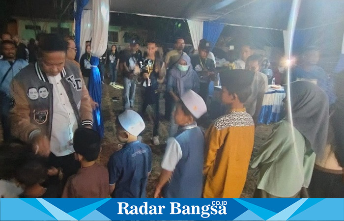 Bakal Calon Bupati Lamongan Yuhronur Efendi saat berbagi kepada anak Yatim (IST)