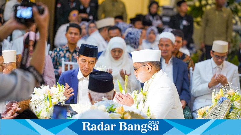 Presiden Jokowi  saat jadi Saksi Pernikahan Yusuf dan Jihan, Khofifah  (20/09)