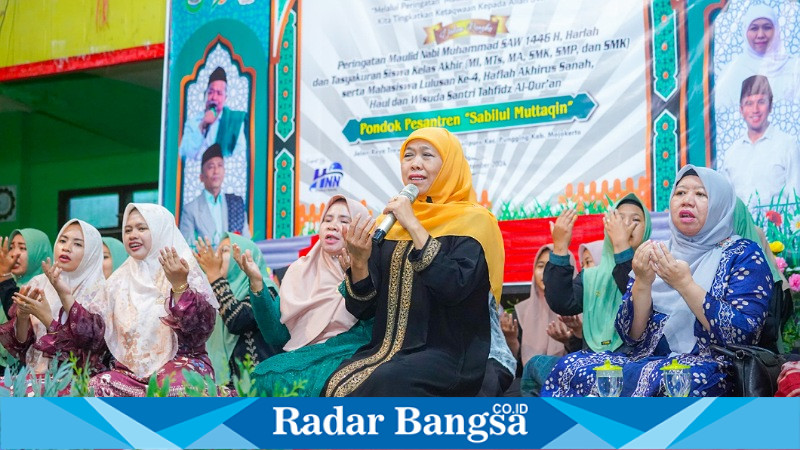 Ketua Umum PP Muslimat NU  Khofifah Indar Parawansa, hadiri  acara pengajian peringatan Maulid Nabi Muhammad SAW di Pondok Pesantren Sabilul Muttaqien, Pungging, Mojokerto, pada Sabtu malam (21/9/2024)