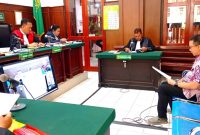 I Komang Aries Dharmawan, selaku PH-nya Terdakwa Heru Herlambang bacakan Pledoi di ruang sidang Kartika 2 PN Surabaya, (23/9/2024) siang (Foto : FYW)