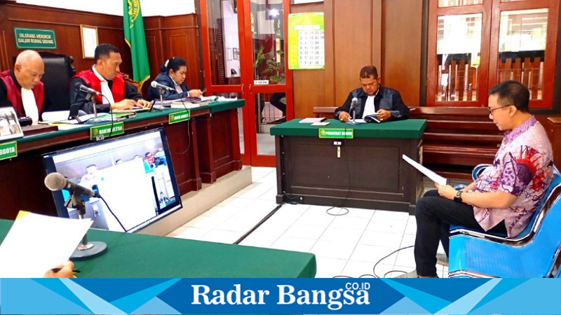 I Komang Aries Dharmawan, selaku PH-nya Terdakwa Heru Herlambang bacakan Pledoi di ruang sidang Kartika 2 PN Surabaya, (23/9/2024) siang (Foto : FYW)