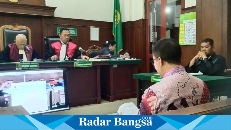 Terdakwa Heru Herlambang bacakan Pledoi didampingi Penasihat Hukumnya, I Komang Aries Dharmawan di ruang sidang Kartika 2 PN Surabaya, Senin (23/9/2024) siang (Foto : FYW)