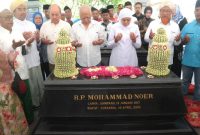 Khofifah saat Ziarah ke makam Raden Panji Mohammad Noer