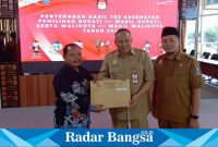 Direktur RSSA Malang, Moch.Bachtiar Budianto menyerahkan hasil Rikkes kepada KPU Kabupaten Kediri diwakili Divisi Hukum dan Pengawasan, Moh. Dziyaudin (IST)