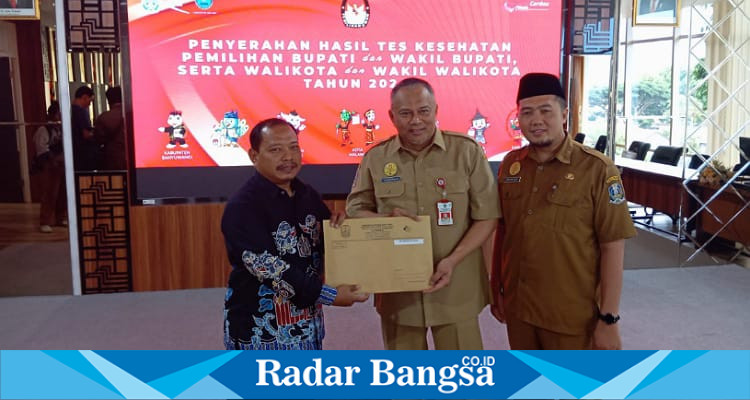 Direktur RSSA Malang, Moch.Bachtiar Budianto menyerahkan hasil Rikkes kepada KPU Kabupaten Kediri diwakili Divisi Hukum dan Pengawasan, Moh. Dziyaudin (IST)