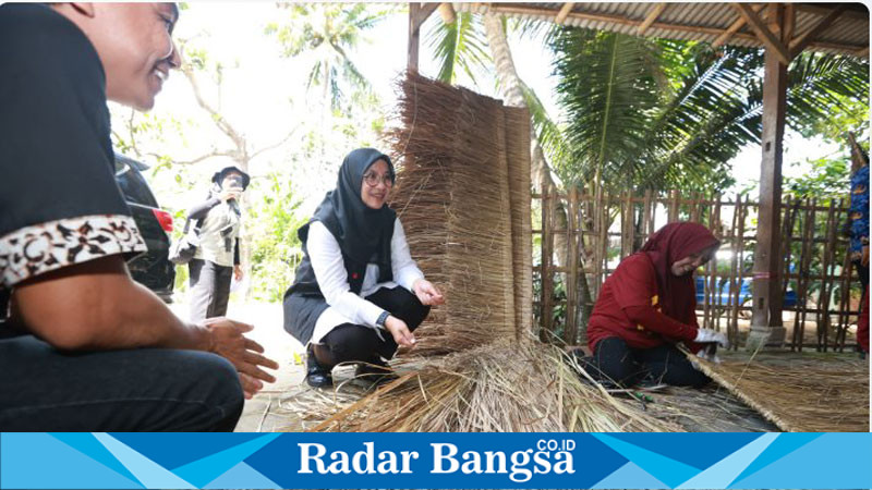 Bupati Ipuk Fiestiandani saat mengunjungi dan mengapresiasi inovasi Budi dan dampaknya terhadap ekonomi lokal (IST)