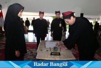 Bupati Banyuwangi, Ipuk Fiestiandani, menyerahkan Surat Keputusan (SK) jabatan fungsional kepada 268 Aparatur Sipil Negara (IST)