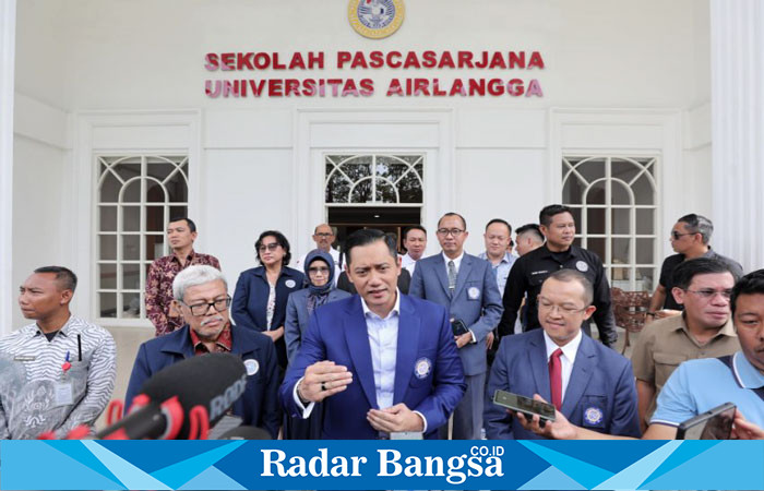 Menteri ATR/Kepala BPN, Agus Harimurti Yudhoyono (AHY) usai melakukan Ujian Kelayakan pada Program Doktor Pengembangan Sumber Daya Manusia, di Universitas Airlangga Surabaya