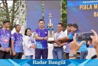 Menteri Agraria dan Tata Ruang/Kepala Badan Pertanahan Nasional (ATR/BPN), Agus Harimurti Yudhoyono (AHY) saat menyerahkan Piala  Fun Run KAPTI-Agraria di Sekolah Tinggi Pertanahan Nasional Yogyakarta, Kabupaten Sleman. 