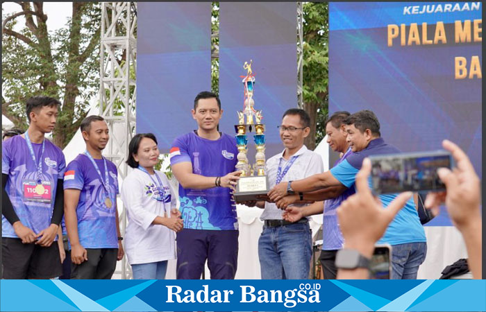 Menteri Agraria dan Tata Ruang/Kepala Badan Pertanahan Nasional (ATR/BPN), Agus Harimurti Yudhoyono (AHY) saat menyerahkan Piala  Fun Run KAPTI-Agraria di Sekolah Tinggi Pertanahan Nasional Yogyakarta, Kabupaten Sleman. 