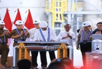 Pj Gubernur Jawa Timur, Adhy Karyono, mendampingi Presiden Joko Widodo dalam peresmian pabrik pengolahan hasil tambang (smelter) milik PT Freeport Indonesia (PTFI) di Kabupaten Gresik pada Senin (23/09). 