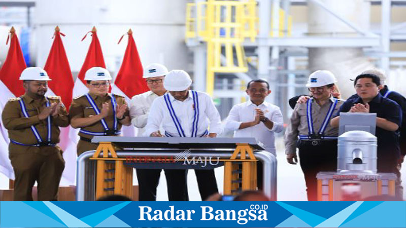 Pj Gubernur Jawa Timur, Adhy Karyono, mendampingi Presiden Joko Widodo dalam peresmian pabrik pengolahan hasil tambang (smelter) milik PT Freeport Indonesia (PTFI) di Kabupaten Gresik pada Senin (23/09). 