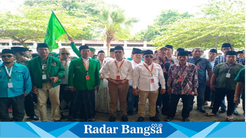 Calon Bupati Bangkalan Mathur Husyairi dan pasangannya Jayus Salam sedang  memasuki Gedung  Ratoh Ebuh Bangkalan (IST)