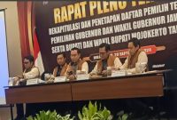 Komisioner KPU Kabupaten Mojokerto saat mengelar Rapat Pleno penetapan DPT Pemilih Pilkada Serentak 2024