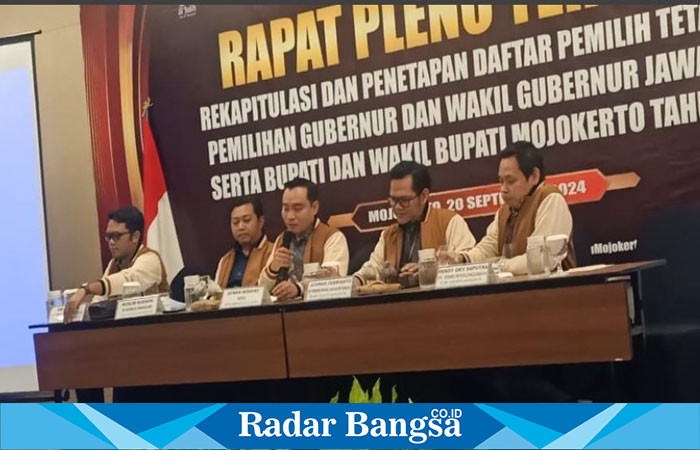 Komisioner KPU Kabupaten Mojokerto saat mengelar Rapat Pleno penetapan DPT Pemilih Pilkada Serentak 2024