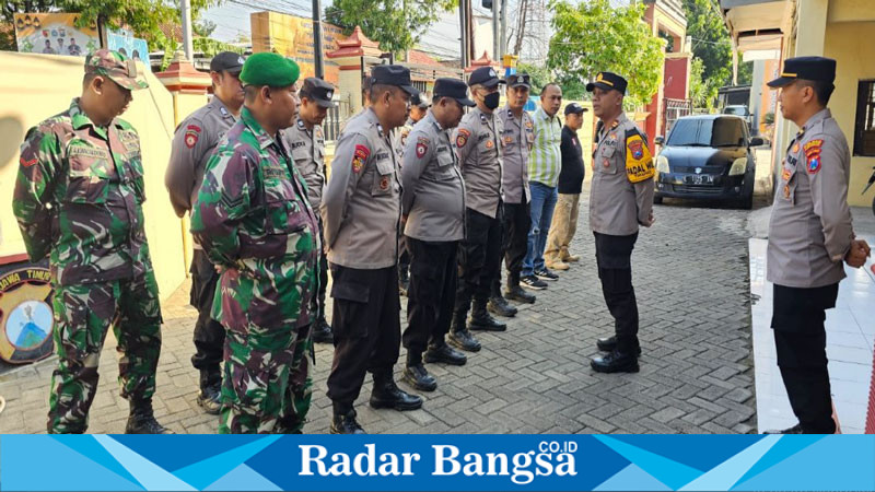 Kapolsek Tikung Iptu Tulus Haryanto S.E., M.H bersama anggotanya menggelar apel pengamanan aksi damai warga PSHT