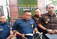 Tim Penyidik Pegawai Negeri Sipil (PPNS) dari Kantor Wilayah Direktorat Jenderal Pajak (Kanwil DJP) Jawa Timur II, bersama Jaksa Peneliti dari Kejaksaan Tinggi Jawa Timur (Kejati Jatim) dan Tim Korwas Reskrimsus Polda Jatim, telah menyerahkan tersangka kasus perpajakan, DSB, beserta barang buktinya kepada Kejaksaan Negeri (Kejari) Sidoarjo pada Rabu, 18 September 2024. 