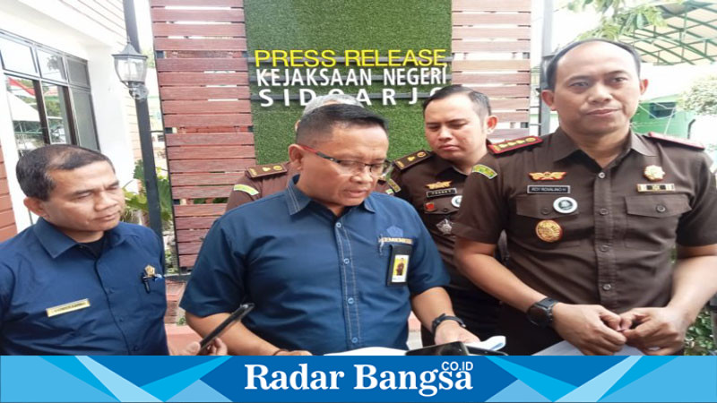 Tim Penyidik Pegawai Negeri Sipil (PPNS) dari Kantor Wilayah Direktorat Jenderal Pajak (Kanwil DJP) Jawa Timur II, bersama Jaksa Peneliti dari Kejaksaan Tinggi Jawa Timur (Kejati Jatim) dan Tim Korwas Reskrimsus Polda Jatim, telah menyerahkan tersangka kasus perpajakan, DSB, beserta barang buktinya kepada Kejaksaan Negeri (Kejari) Sidoarjo pada Rabu, 18 September 2024. 