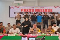 Dalam konferensi pers, Kapolda Sumatera Barat 