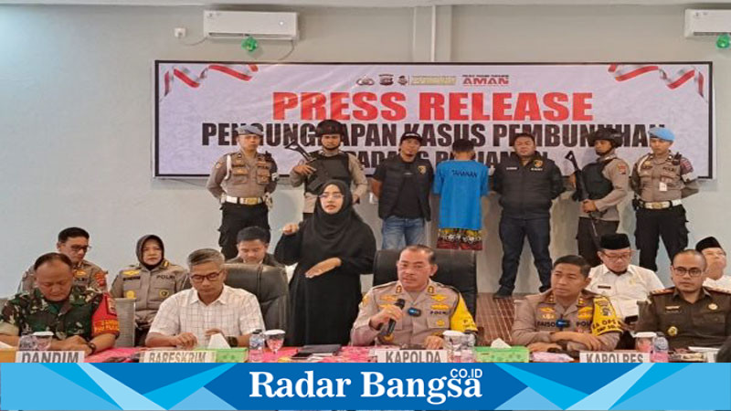 Dalam konferensi pers, Kapolda Sumatera Barat 