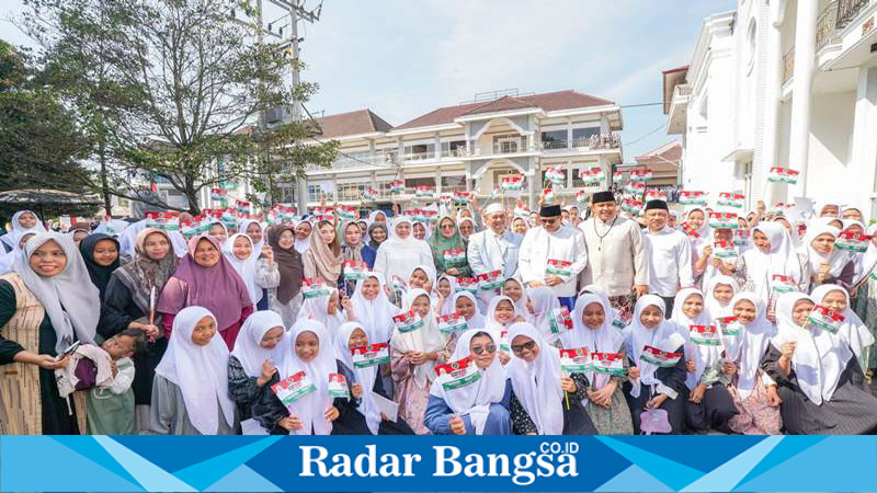 Khofifah Indar Parawansa  saat berkunjung ke  Pondok Pesantren An Nur 2 Al Murtadlo, di sambut para Kyai dan  santriwan santriwati, di Malang pada Senin (16/9). (IST)