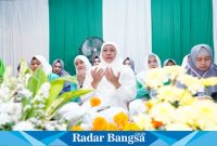 Bacalon  Gubernur Jawa Timur, Khofifah Indar Parawansa,saat  menghadiri Majelis Maulid Wat Ta'lim Riyadhul Jannah, acara bertajuk 'Sidoarjo Bermunajat' di halaman Masjid Besar Ar-Rayyan Citra Harmoni, Sidoarjo. (01/09) (IST)