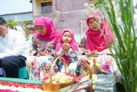 Khofifah melakukan ziarah ke makam suaminya bersama anak dan cucunya (ist)