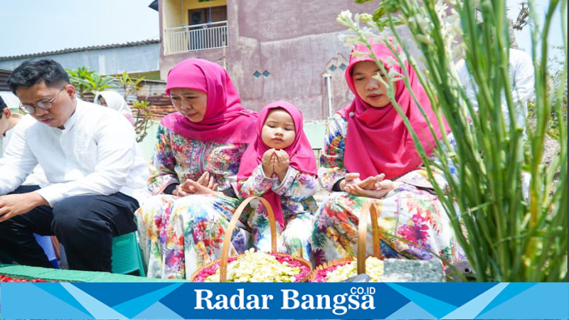 Khofifah melakukan ziarah ke makam suaminya bersama anak dan cucunya (ist)