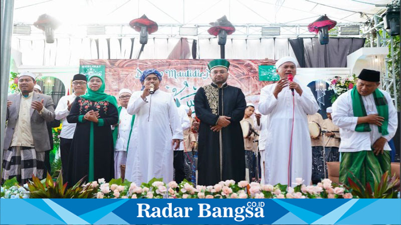 Ketua Umum PP Muslimat NU, Khofifah Indar Parawansa, menghadiri pengajian akbar dalam rangka memperingati Maulidurrosul sekaligus meresmikan Pondok Pesantren Nurul Huda Al Azizah Cahyaning Ati di Puger, Kabupaten Jember, pada Selasa (17/9/2024). (IST)