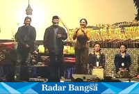 Khusnul Arif, S.Sos bersama Danramil Gurah, dan Mintul saat pagelaran wayang kulit semalam suntuk (foto: Hikam)