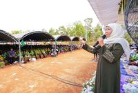 Ketua Umum PP Muslimat NU, Khofifah Indar Parawansa, saat meresmikan Maskot IPNU IPPNU serta Kick Off HSN  di Lapangan Pegantenan, Pamekasan, pada Minggu (22/9/2024).