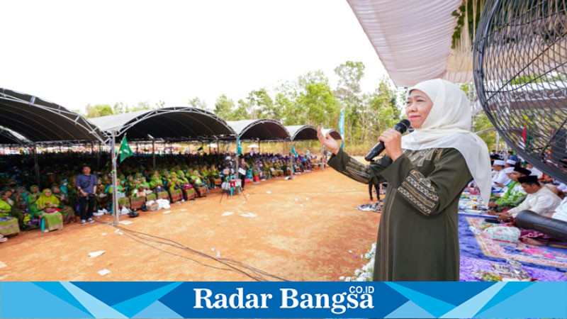 Ketua Umum PP Muslimat NU, Khofifah Indar Parawansa, saat meresmikan Maskot IPNU IPPNU serta Kick Off HSN  di Lapangan Pegantenan, Pamekasan, pada Minggu (22/9/2024).