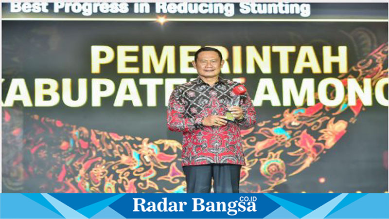 Pak Yurohnur Efendi yang akarb disapa Pak Yes saat menerima penghargaan Public Government Award 2024 yang diberikan oleh CNN Indonesia  (IST)