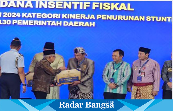 Wakil Presiden Republik Indonesia, Ma'ruf Amin, Ketua Pengarah Tim Percepatan Penurunan Stunting menyeerahkan langsung kepada Wakil Bupati Lamongan, Abdul Rouf, pada Rapat Koordinasi Nasional (Rakornas) Percepatan Penurunan Stunting 2024, yang berlangsung pada Rabu (4/9) di Grand Sahid Jaya, Jakarta.