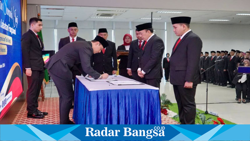 Menteri Agraria dan Tata Ruang/Kepala Badan Pertanahan Nasional (ATR/BPN), Agus Harimurti Yudhoyono (AHY) melantik 327 pegawai yang terdiri dari 310 Pejabat Administrator dan 17 Pejabat Fungsional