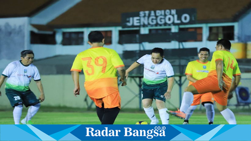 Pj. Gubernur Jawa Timur, Adhy Karyono saat menghadiri acara sepak bola (IST)