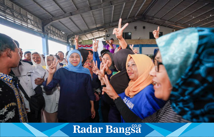 Calon Gubernur Jawa Timur Nomor Urut 2, Khofifah Indar Parawansa, disambut meriah saat mengunjungi para nelayan serta ibu-ibu pekerja bongkar muat dan pemilah ikan di TPI Brondong, Lamongan pada Kamis (26/9)