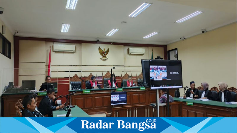 Suasan persidangan di Pengadilan Tipikor Surabaya, Rabu (18/9).