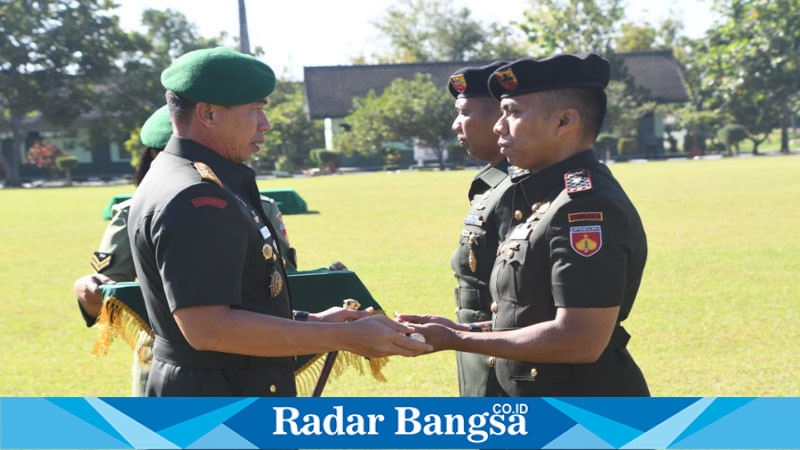 Pangdam IV/Diponegoro Mayjen TNI Deddy Suryadi saat menyerahkan tongkat (IST)