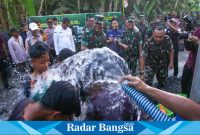 Pangdam V Brawijaya, Mayjen TNI Rudy Saladin, saat meninjau operasional sumur bor dan pompa air yang dibangun di Dusun Sedengan Kidul, Desa Arjosari, Kecamatan Rejoso. pada Rabu (4/9/2024). (IST)