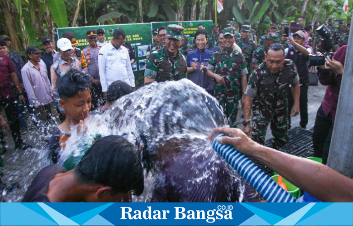 Pangdam V Brawijaya, Mayjen TNI Rudy Saladin, saat meninjau operasional sumur bor dan pompa air yang dibangun di Dusun Sedengan Kidul, Desa Arjosari, Kecamatan Rejoso. pada Rabu (4/9/2024). (IST)