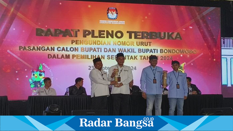 Komisi Pemilihan Umum (KPU) Kabupaten Bondowoso sukses menggelar rapat pleno terbuka untuk pengundian nomor urut calon Bupati dan Wakil Bupati dalam Pilkada 2024