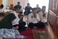 Paslon No. Urut 1, Deny - Mudawamah saat berziarah di Makam Mbah Yai Khozin Bendo (foto: CS)