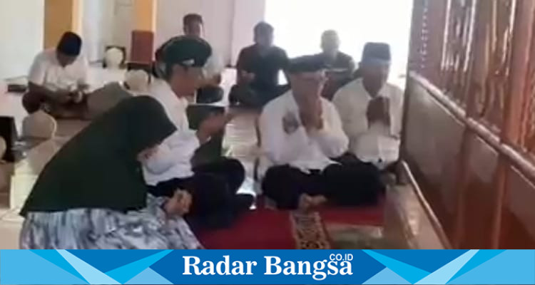 Paslon No. Urut 1, Deny - Mudawamah saat berziarah di Makam Mbah Yai Khozin Bendo (foto: CS)