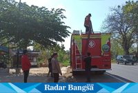 Terlihat Petugas saat membersihkan tetesn air garam di jalan Raya Paterongan (IST)